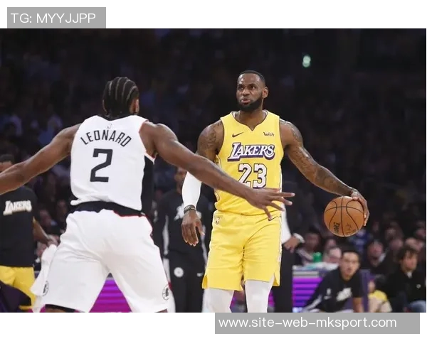 NBA西决场边惊现詹姆斯球迷差点与偶像亲密接触的激动时刻