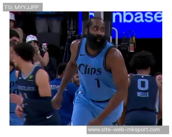 快船半场小幅领先灰熊哈登小卡联手发力助队取胜