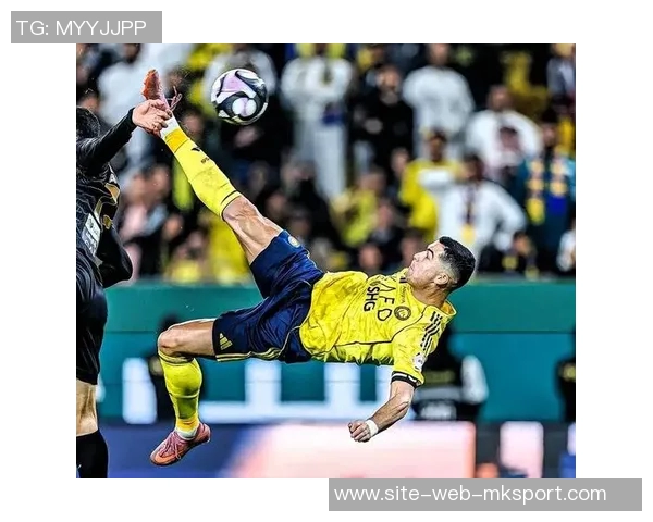 C罗在胜利打入第三球后与对方门将互动和解引发热议 C罗在胜利打入第三球后与对方门将互动和解引发热议